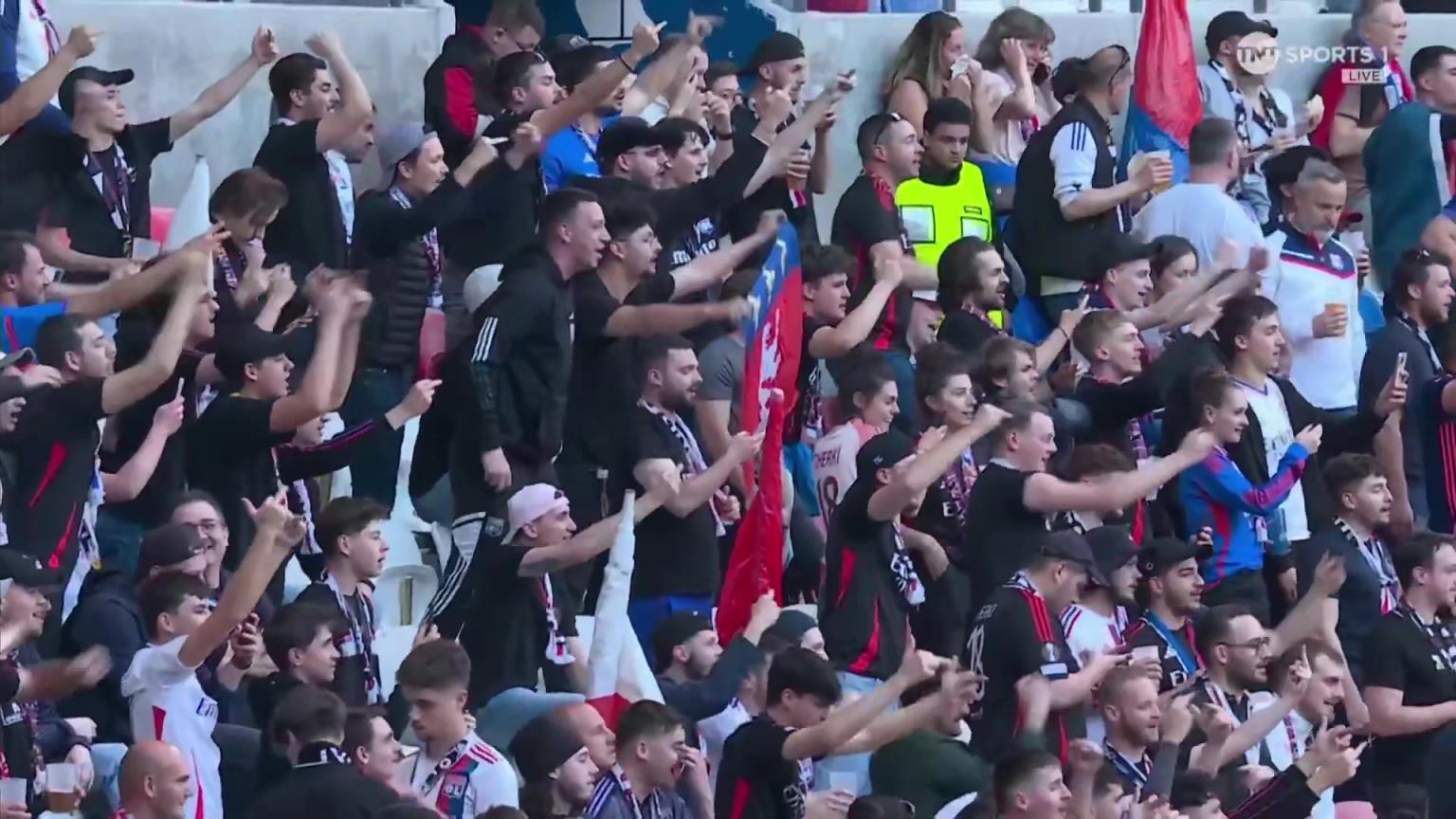 引起注意奧納納在里昂球迷面前查看球門遭噓聲對待