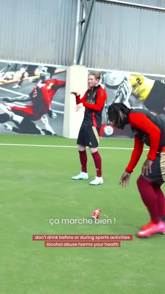 來自贊助商的任務！德布勞內的顛啤酒瓶挑戰！