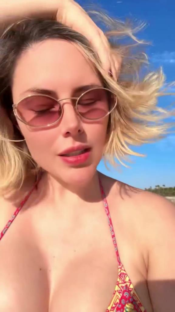 這泳衣尺碼小了！歐冠女主持這身材真的呼之欲出