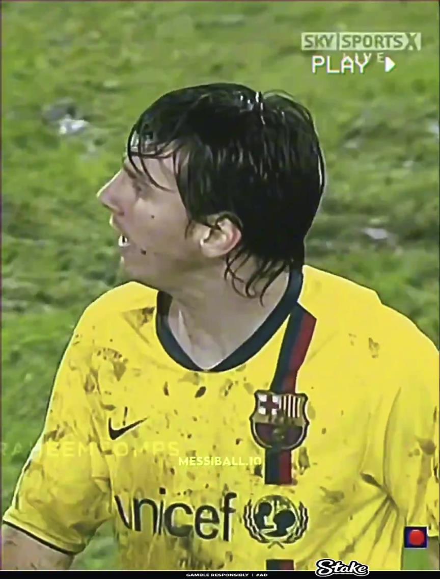 當時下著前所未有的大雨，球場上有一個水坑，梅西從水坑里拿起球