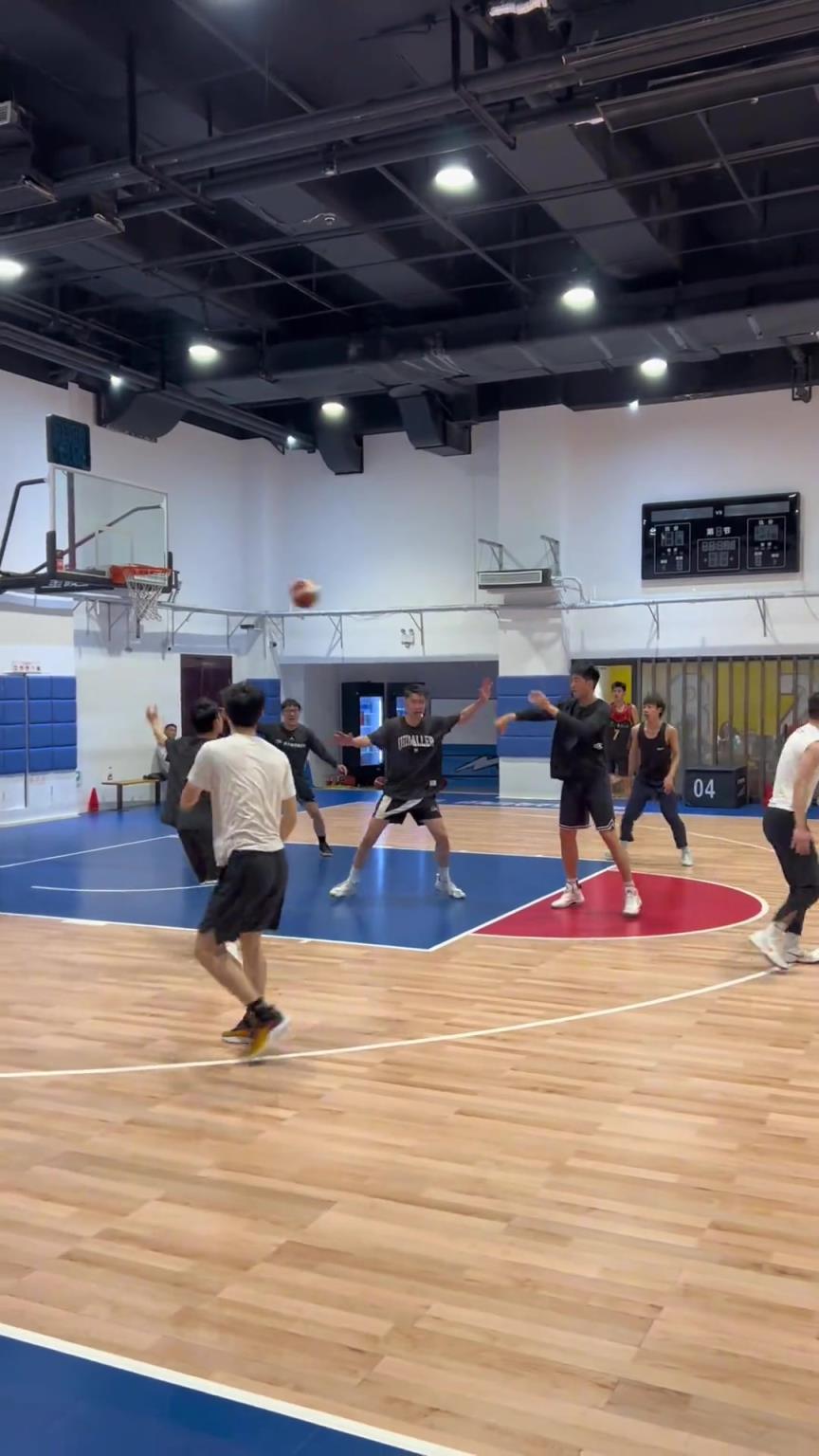 對手回家后：老婆，我今天在野球場匹配到巔峰馬刺隊了！