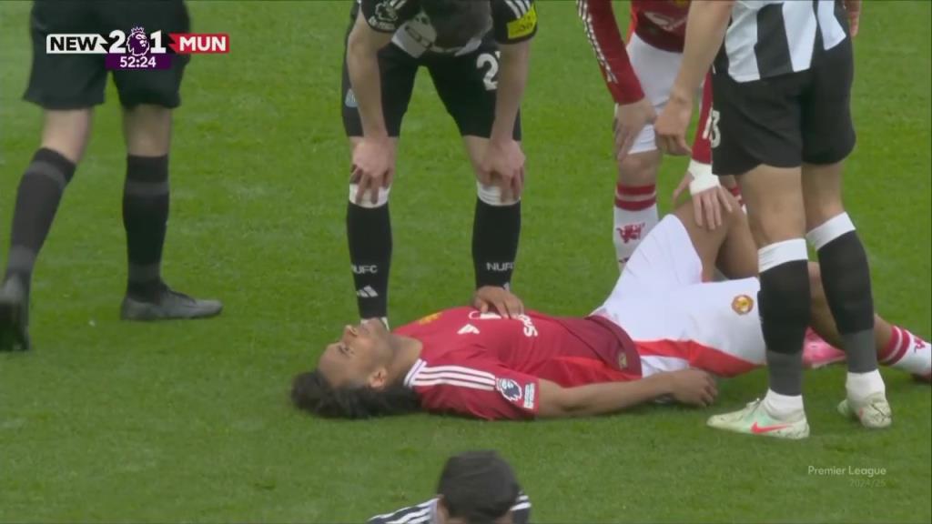 發力過猛！齊爾克澤中路帶球過人后自己拉傷！被霍伊倫替換下場！