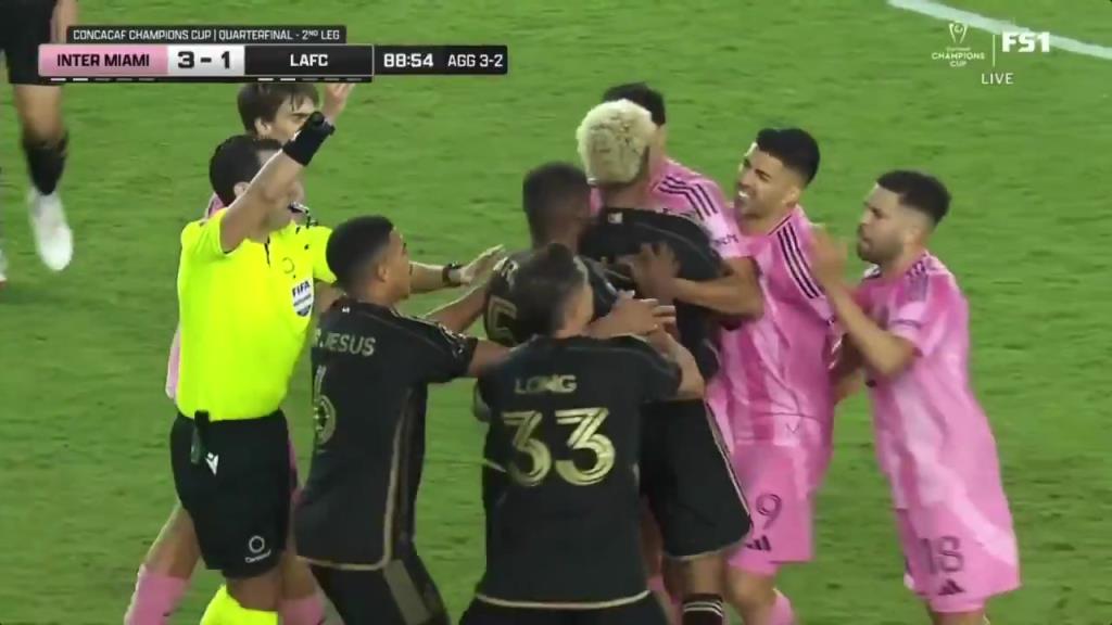 倆活寶！蘇亞雷斯差點把阿爾巴掐到喘不過氣你倆是來吵架嘛