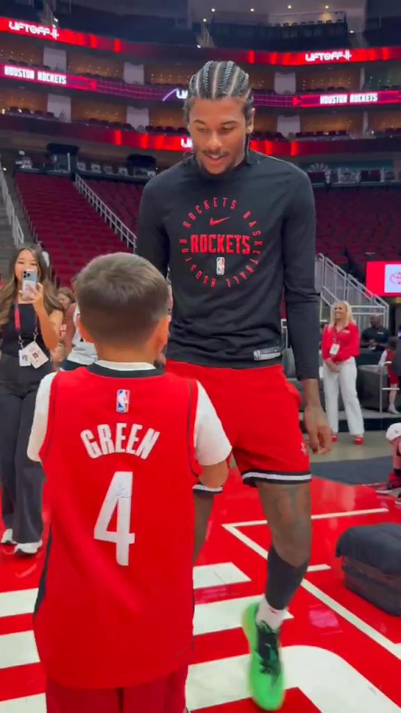 暖心偶像！小球迷賽前得到杰倫格林親簽球鞋球衣