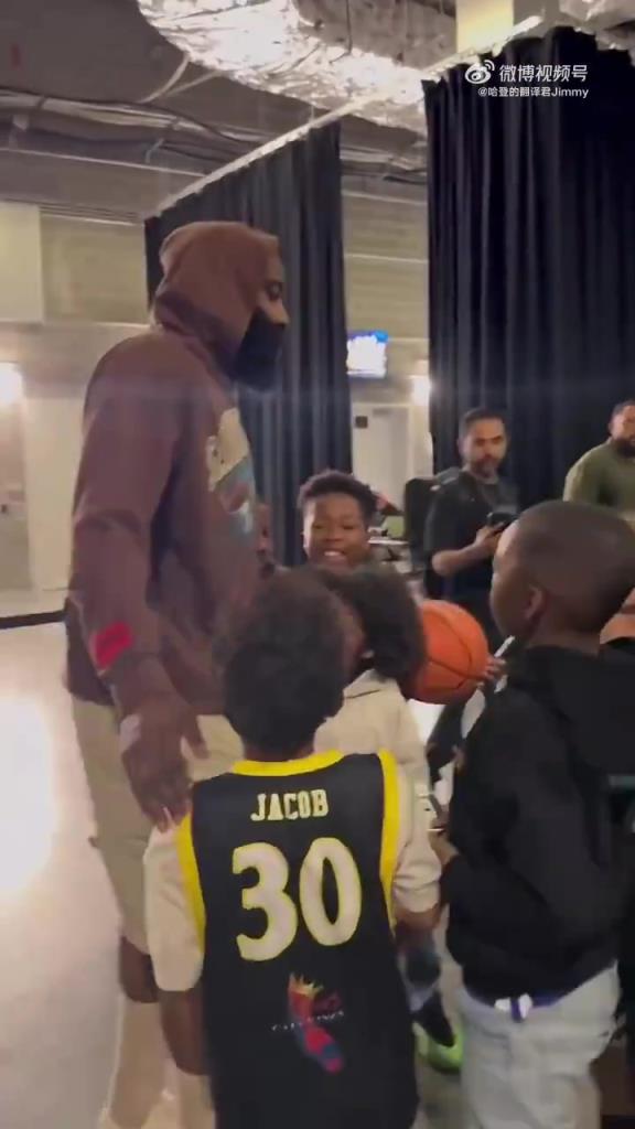 哈登賽后對小朋友：聽你們家長的話，總有一天你們也會打進NBA