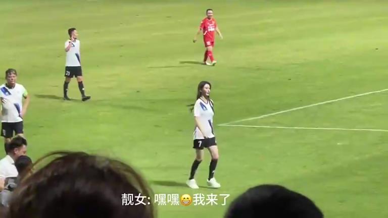 這就是香港女郎的實力晶女郎邱意濃被陳百祥指揮去開球