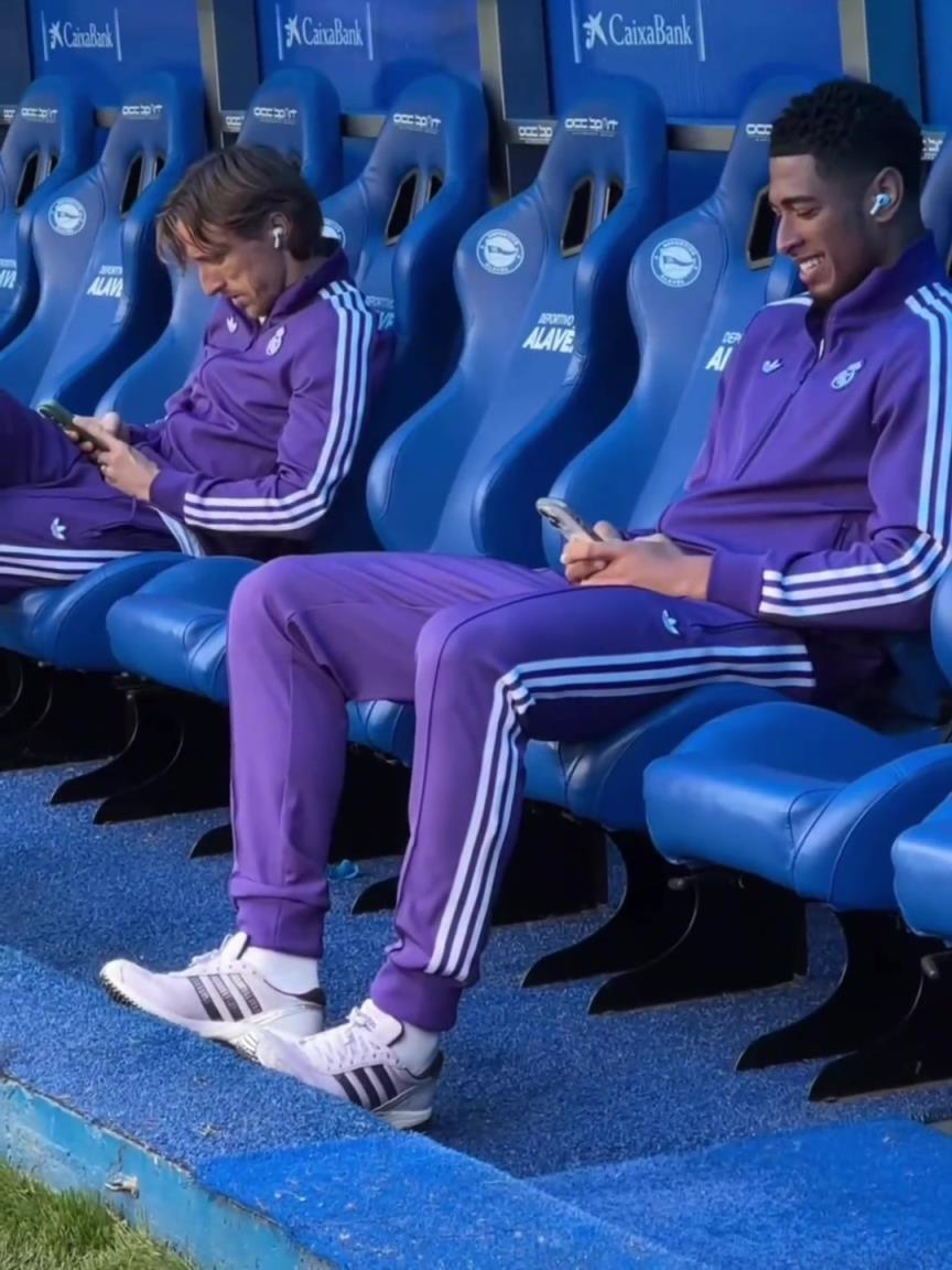 對陣阿拉維斯賽前，猜猜貝林厄姆在笑啥