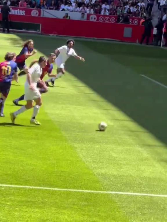 皇馬對陣巴薩傳奇賽，52歲菲戈邊路內切連過2人推射破門