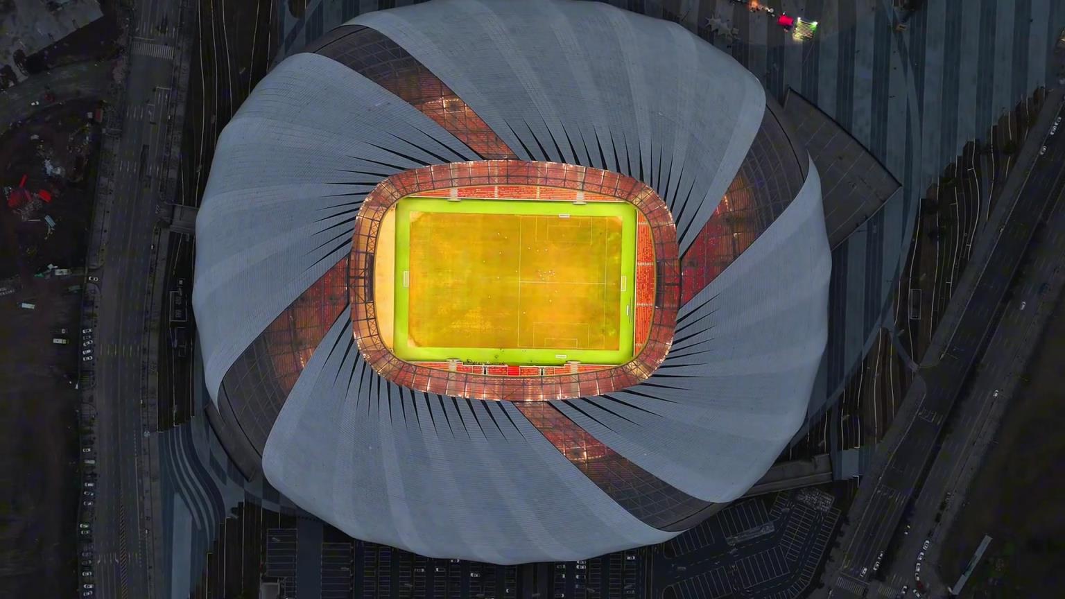 國足6月主場重慶龍興足球場，重慶首座專業足球場，可容納6萬人