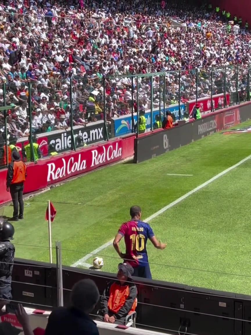 青春！53歲里瓦爾多助攻普約爾暴力頭槌，竟然還是卡西守門！