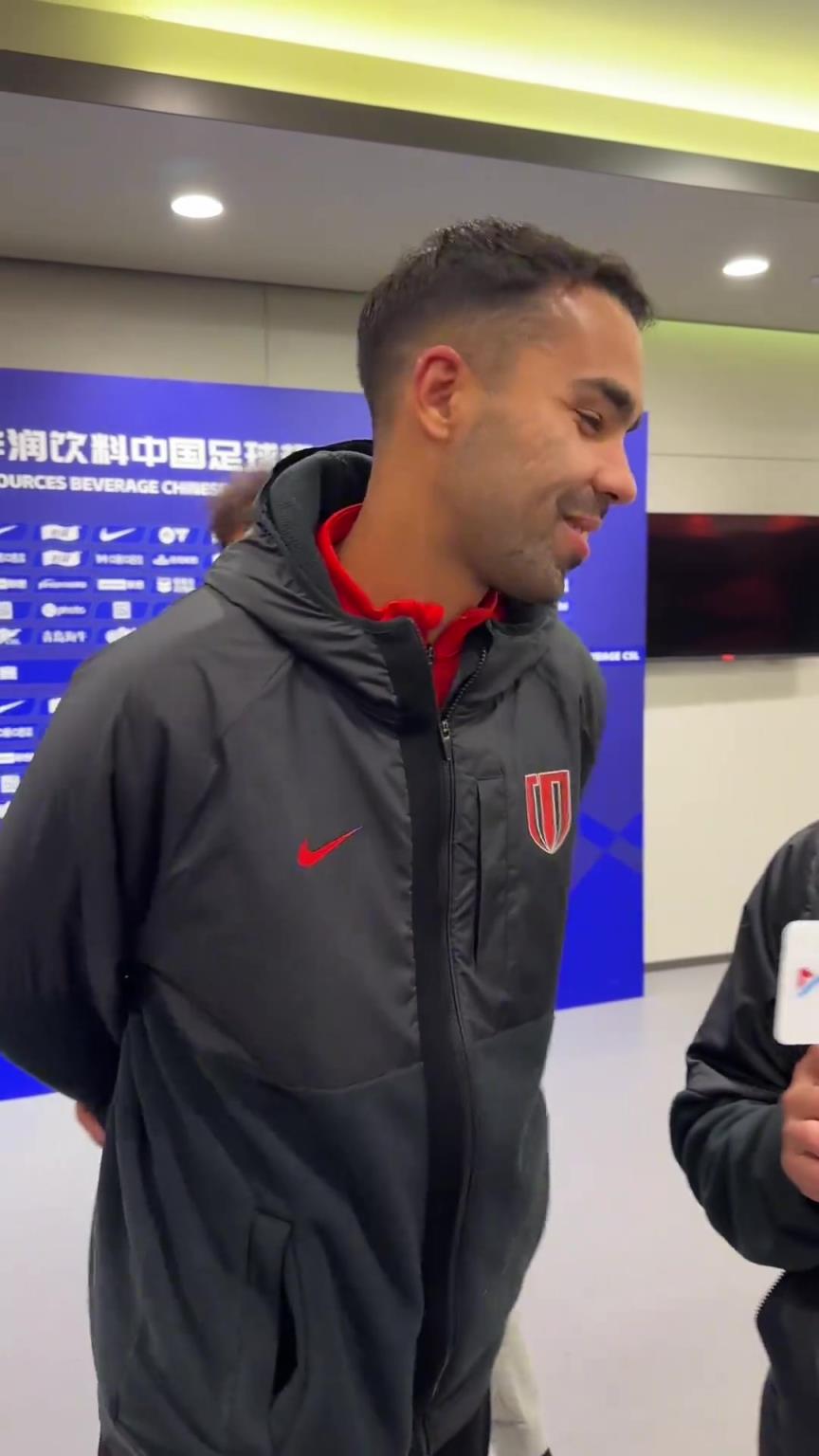 說了啥？宋龍賽后“怒踢”曾在山東泰山與自己并肩作戰的德爾加多