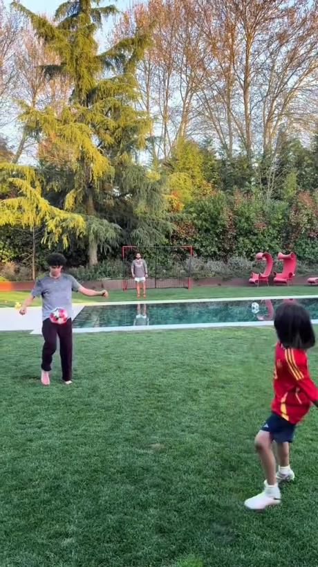 馬塞洛和兒子隔水相傳！大兒子腳法有點東西的！