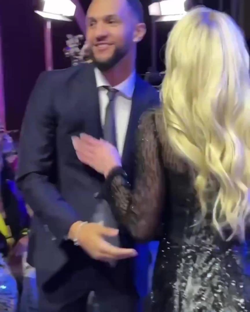 身材姣好！薩格斯的女友海莉被芝加哥天空選中！兩人接吻慶祝