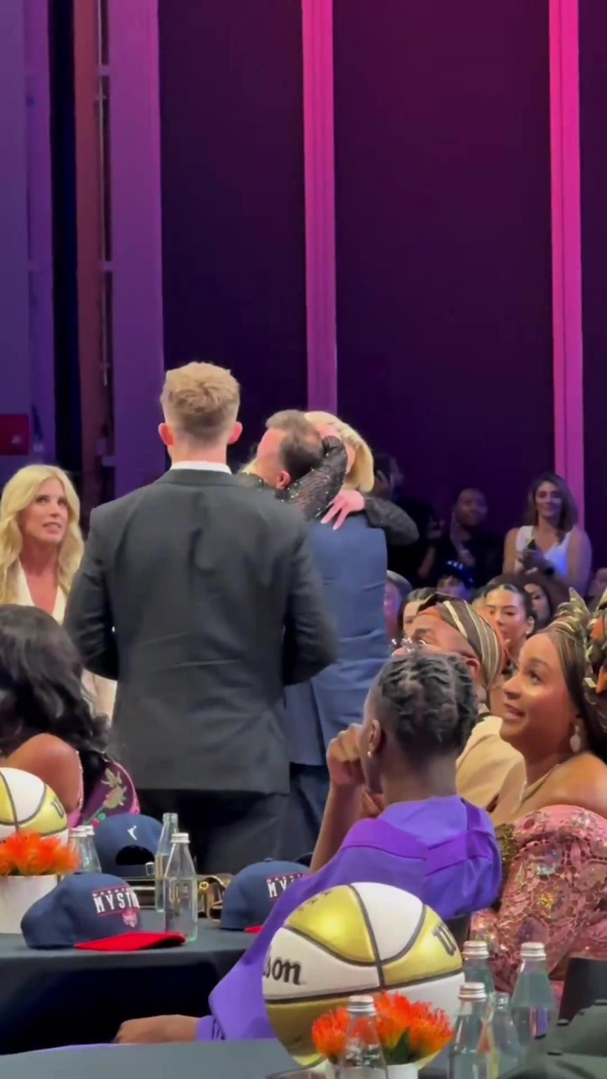 吧友們想看的正臉來了！薩格斯的女友海莉被選中后感覺快哭了