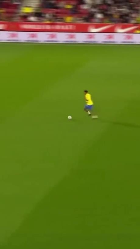 45歲還開掛！小羅再現牛尾巴過人，微笑單挑門將輕松打進